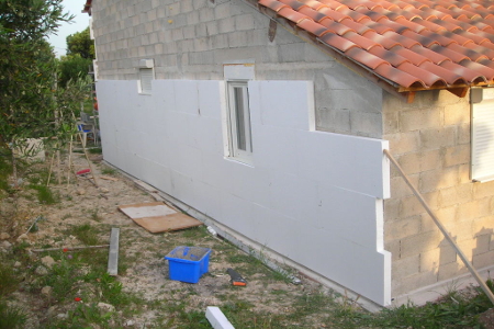 Pose de store banne sur un mur avec isolation extérieure (polystyrène)