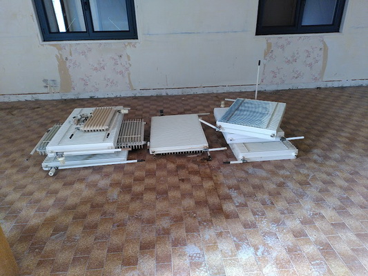 anciens radiateurs en fonte dÃ©montÃ©s avant nettoyage et rÃ©utilisation
