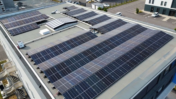 panneaux solaires sur une toiture plate de grande surface