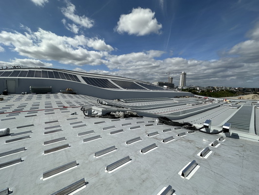 5400 rails sont implantÃ©s sur les 8500 mÂ² de toiture qui supportent du photovoltaÃ¯que