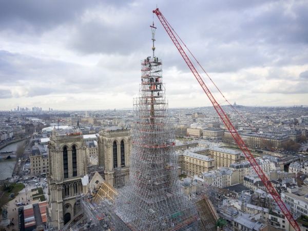 La fleche en train d'Ãªtre rÃ©-installÃ©e au sommet de Notre-Dame de Paris