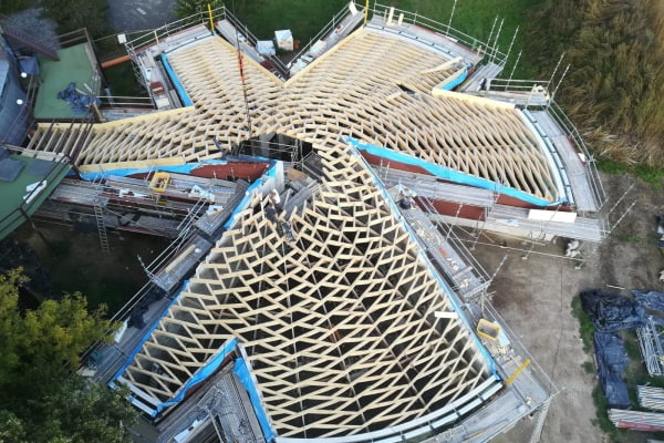 Charpente bois de l'extension du Centre Frans Masereel, en Belgique, en phase de constuction
