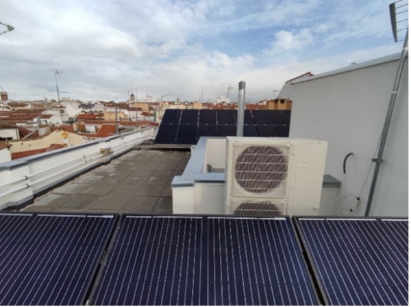 Panneaux photovoltaiques et unitÃ©s de pompes Ã  chaleur installÃ©s sur un toit