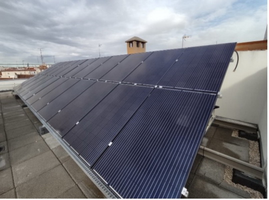 panneaux photovoltaiques sur une toiture terrasse