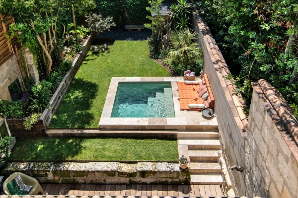 petite piscine dans un jardin