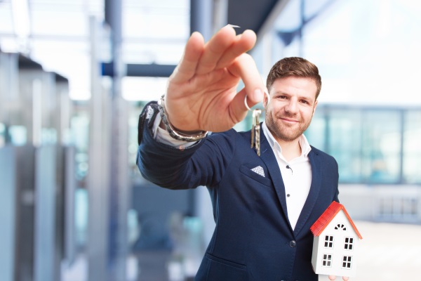 promoteur immobilier avec des clés à la main