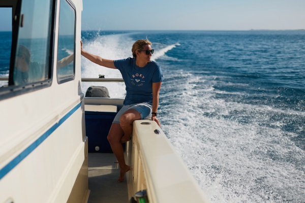 La biologiste Taryn Foster sur un bateau
