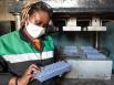 À Nairobi, cette ingénieure transforme les déchets plastiques en matériaux de construction