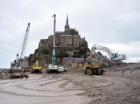 Début de la destruction de la digue du Mont-Saint-Michel