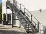 Escaliers industriels : comment conjuguer sécurité, drainage et résistance au quotidien ?