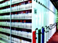 Rayonnage d'archives et bureau