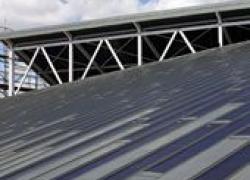 Rénovation : 1 700 m2 de sur-toiture en zinc photovoltaïque