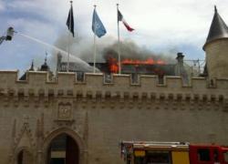 La toiture de la mairie de la Rochelle part en fumée