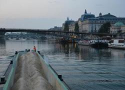 5000 tonnes de sable arrivent par la Seine pour Paris-Plage