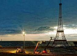 Vendée: une réplique de la Tour Eiffel booste l'économie locale