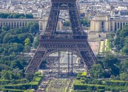 Un morceau d'escalier de la tour Eiffel bientôt vendu aux enchères