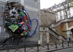 Une immense oeuvre de street art nichée sur un toit parisien