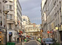 Paris va pouvoir réguler les mutations de commerces en meublés touristiques