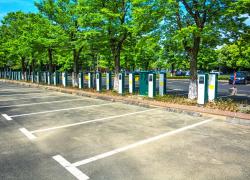 Ombrières à énergie solaire obligatoires (parkings) : les exemptions précisées par décret