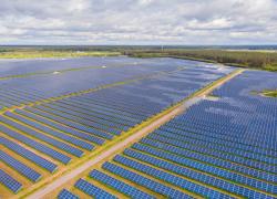 Neoen demande au gouvernement de débloquer son projet de méga centrale photovoltaïque
