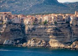 À Bonifacio, une trentaine d'immeubles en bord de falaise risquent de s'effondrer