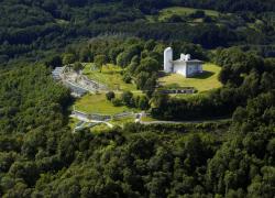 La chapelle de Ronchamp, là-haut sur la verte colline