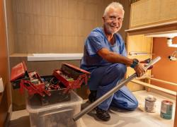 Du bloc opératoire à la baignoire : le chirurgien qui répare les cœurs et les robinets