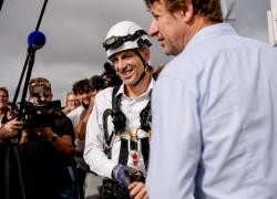 Il grimpe à 80 mètres et promet de changer la France en 100 jours