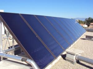 Les capteurs solaires PVT qui associent thermique et photovoltaïque en même temps maximisent le rendement annuel des pompes à chaleur.