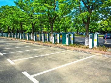 Ombrières à énergie solaire obligatoires (parkings) : les exemptions précisées par décret