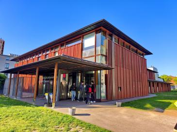 Structure bois et bardage bois exotique pour la bibliothèque universitaire Jeanne Chauvin