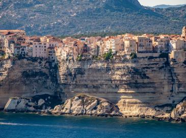 À Bonifacio, une trentaine d'immeubles en bord de falaise risquent de s'effondrer