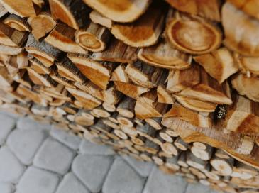 Tout savoir sur la certification NF Biocombustibles Solides (et bien se chauffer au bois)