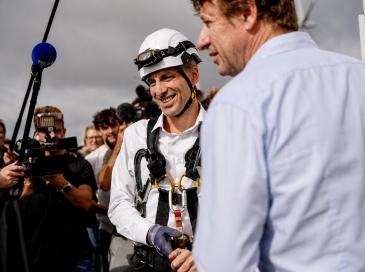 Il grimpe à 80 mètres et promet de changer la France en 100 jours