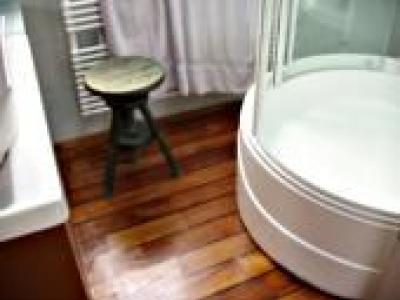 Les parquets adaptés aux salles de bain,cuisines