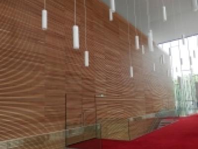 mur lauder linea panneaux bois vernis