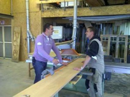 Il travaille avec un courtier en travaux