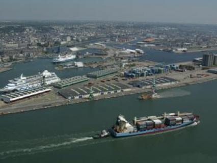 Manifestation au Havre contre l'importation de ciment étranger