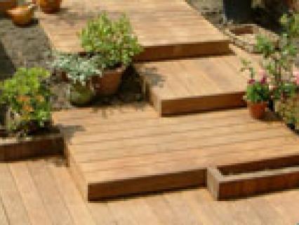 Terrasse bois, une construction tout terrain