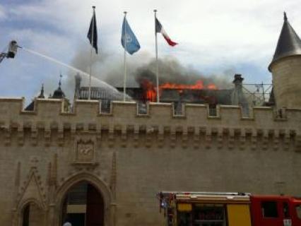 La toiture de la mairie de la Rochelle part en fumée