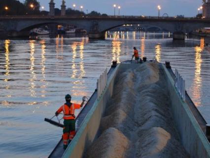 Lafarge livre 5000 tonnes de sable sur les quais de Seine