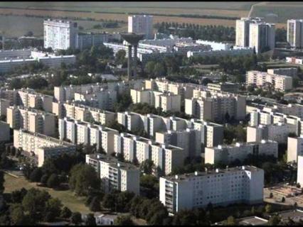 Valls va nommer dix délégués du gouvernement dans des quartiers difficiles