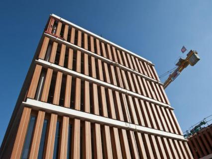 1 375 briques monolithes « jouent » les poteaux en façade à Lille