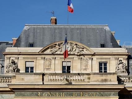 L'appel d'offres d'un marché public peut prévoir un interprète