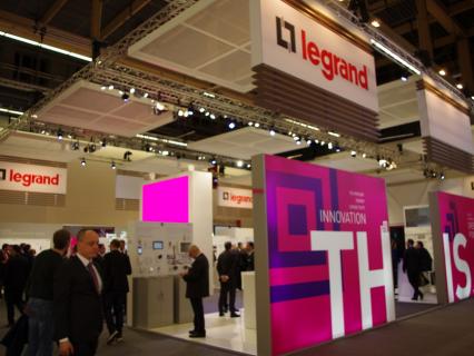 Legrand et Schneider Electric dans la course au bâtiment intelligent