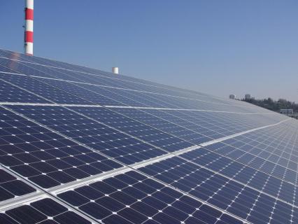 Total installera 10 gigawatts d'énergie solaire d'ici dix ans en France