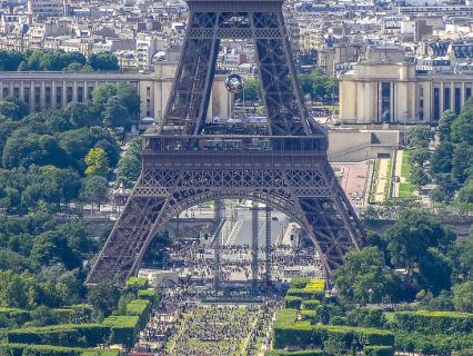 Un morceau d'escalier de la tour Eiffel bientôt vendu aux enchères