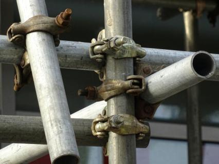 Fissures et éclats sur une façade : qui est responsable ?