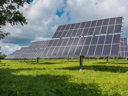 Parcs solaires: la révision des tarifs sera "ciblée" et "juste", promet le gouvernement