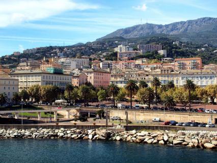 Travaux gratuits contre marchés publics: l'ex-sénateur Castelli jugé à Bastia